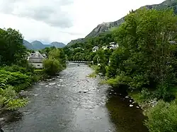 El río atravesando la localidad de Fos