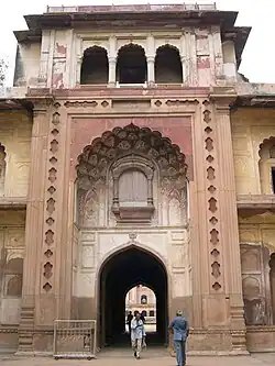 Detalle de la puerta central