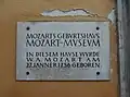 Placa que indica la casa donde nació y vivió Mozart.