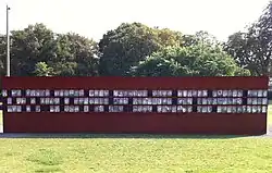 La «Ventana del Recuerdo» del sitio conmemorativo muestra fotos de los que murieron en el Muro