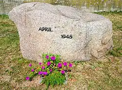 Piedra conmemorativa para los refugiados y civiles muertos en el primer punto de encuentro en Lorenzkirch, Alemania.