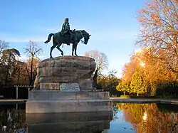 Monumento al general Arsenio Martínez Campos, por Mariano Benlliure. Su ubicación en el parque del Retiro de Madrid dio origen a cierta interpretación maliciosa, puesto que da la espalda al cercano Monumento a Alfonso XII.