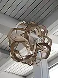 Instalación colgante de madera en el edificio Barus-Holley de la Universidad Brown en Providence (Rhode Island).
