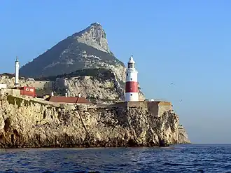Punta de Europa (Estrecho de Gibraltar), entre el Atlántico y el Mar Mediterráneo.