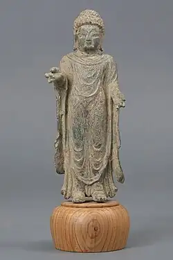 Buda de pie, Silla unificada. Museo de la Universidad de Dongguk, Seúl, Corea del Sur.