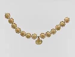 Collar de Micenas; 1400-1050 AC; terracotta dorada: diámetro de las rosetas: 2.7 cm, con variaciones de unos 0.1 cm, largo del pendiente 3.7 cm; Metropolitan Museum of Art (Nueva York)
