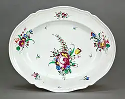 Fuente con decoración de ramilletes de flores. Porcelana de Ginori en Doccia, tercer cuarto del siglo XVIII.