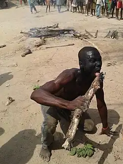 Demostración con cenizas y fuego en aldea gio, Liberia