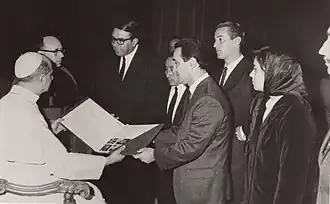 Ariel Ramírez hace entrega de un ejemplar de La Misa criolla al Papa Pablo VI, durante la gira europea de presentación de la obra.