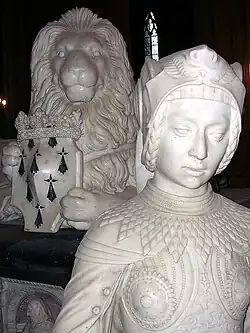 Detrás de la Fuerza, el león con las armas de Bretaña