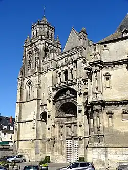 La fachada occidental, vista desde el suroeste