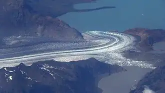 El glaciar Viedma es el glaciar más largo del país y el segundo del hemisferio sur fuera de la Antártida.