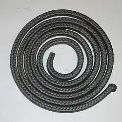 Cordón de grafito de sección cuadrada. Antiguamente era de estopa