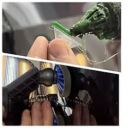 La abolladura se elimina con pegamento aplicado a la lengüeta de plástico y adherido al vehículo