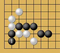 Este problema (Dificultad: 5 dan) comienza con N1. ¿Pueden salvarse las piedras blancas y "hacer vida"? Este tipo de problema se llama semeai; en el que uno entabla una "carrera" para capturar primero al oponente...