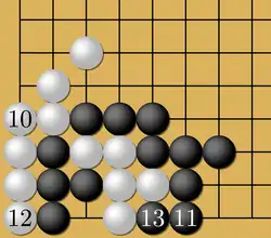 Tras B10, N11, B12, las piedras negras están en atari. Cuando al final las negras hacen el movimiento 13 (como amenaza ko), las blancas pueden capturar las cuatro piedras negras.
