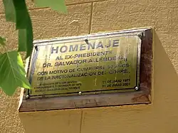 Placa que conmemora la nacionalización del cobre (2001).