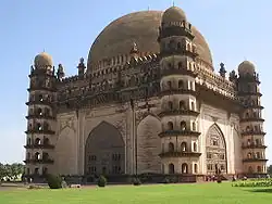 El mausoleo de Gol Gumbaz (fin. 1659), en el sultanato de Bijapur, tiene la cúpula premoderna mayor de India y la segunda del mundo (tras Santa Sofía en Estambul). Típica del estilo deccani tardío es la cúpula que se eleva desde un cáliz de flores y el techo sombreado sobresaliente. La corona almenada cuadrada también era común en las tumbas más antiguas del Decán