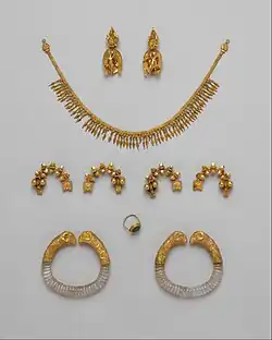 Las joyas Ganímedes; circa 300 AC; oro; diversas dimensiones; origen desconocido (se dice se encontró cerca de Thesalonika (Grecia)); Metropolitan Museum of Art