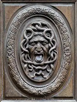 Medusa, decoración de uno de los paneles del portal del Hôtel Amelot de Bisseuil