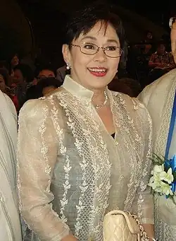 La actriz filipina Vilma Santos en una versión «feminizada» del barong tagalog