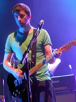 Graham Coxon grabó vocales para el sencillo, pero no se incluyeron en la versión final.