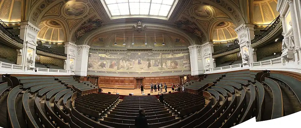 Panorama del Gran Anfiteatro, decorado con murales que representan la historia de la universidad.