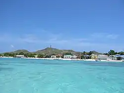 Celeste del cielo, del mar y de las casas de un pueblo del Archipiélago Los Roques (Venezuela)