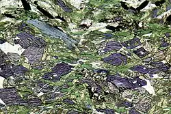 Glaucofana (azul) y clorita (verde). Ejemplo del análisis petrográfico de un esquisto.