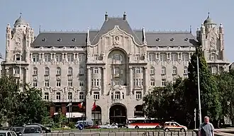 Palacio Gresham (1905-1907), Budapest, de Zsigmond Quittner (1859-1918) y József Vágó, que ahora alberga un hotel y oficinas