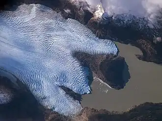 Vista aérea del sector norte del lago, contactando con el glaciar Grey