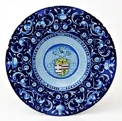 Plato con grutescos, centrado con el emblema del obispo de Faenza. Segundo cuarto del siglo XVI.