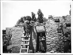 Mujeres hopi construyendo