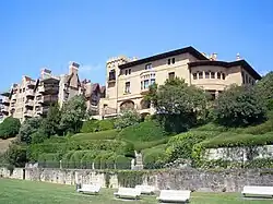 Vista del edificio desde el muelle de Arriluce.