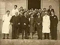 El ministro Rivarola junto al presidente Guggiari, el fisiólogo francés Henri Roger y estudiantes de medicina, c. 1930 .
