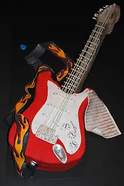 Tarta de guitarra con glaseado comestible.