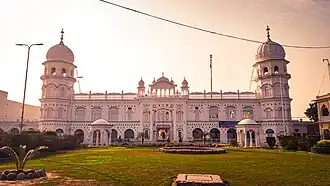 El Gurdwara Janam Asthan en Nankana Sahib, Pakistan, conmemora el lugar donde se cree que nació primer gurú sij, Gurú Nanak Dev Ji (r. 1507-1539). Fue construido por Ranjit Singh en el siglo XIX y reconstruido por el gobierno pakistaní.