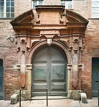 Portada de ladrillo tallado, rue Tripière en Toulouse.