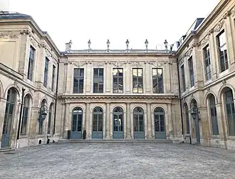 Edificio principal en el patio