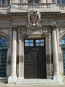 Detalle de la entrada principal