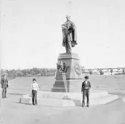 Fotografía antigua (1880) de la estatua de Abraham Lincoln en Prospect Park Plaza, Brooklyn
