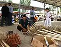 Rastrillos de madera hechos a mano a la venta en el mercado de Kashgar, China, en 2011