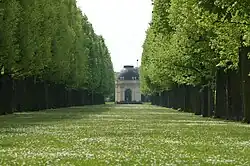 El pabellón templo, obra de Remy de la Fosse, al fondo de la Grand Allée.