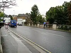 Hanwell Bridge, Uxbridge Road al cruzar el río Brent, mirando hacia el este.