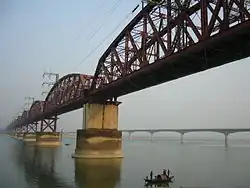 El puente Hardinge, un puente ferroviario en celosia en Kushtia, con 1,62 km, fue inaugurado en 1915.