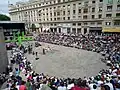 Competición de herri kirolak en la Plaza de los Fueros.