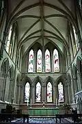 Ventanas lanceoladas del gótico inglés temprano, construidas en 1234. East End de Southwell Minster, Nottinghamshire, Inglaterra