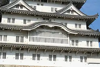 Detalle de los gabletes del Daitenshu. En el centro está un gablete karahafu y arriba de este se ubican dos gabletes chidorihafu. Debajo del karahafu se resalta la "celosía de proyección", que era usado para lanzar objetos al enemigo.