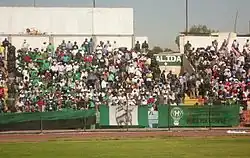 La hinchada verdolaga apoyando a su equipo, siempre con ayuda de los ccaperos