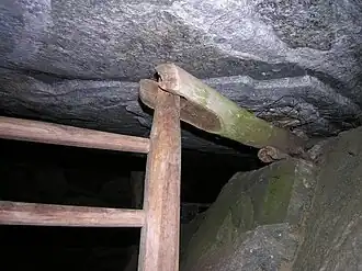 Quicio superior de madera, para una valla en una cabaña de piedra seca